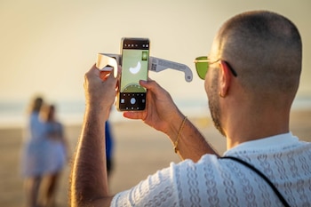 13/08/2026 Una persona hace una foto del eclipse con su móvil en la playa de Camposoto en San Fernando (Cádiz)
SOCIEDAD
AYUNTAMIENTO DE SAN FERNANDO