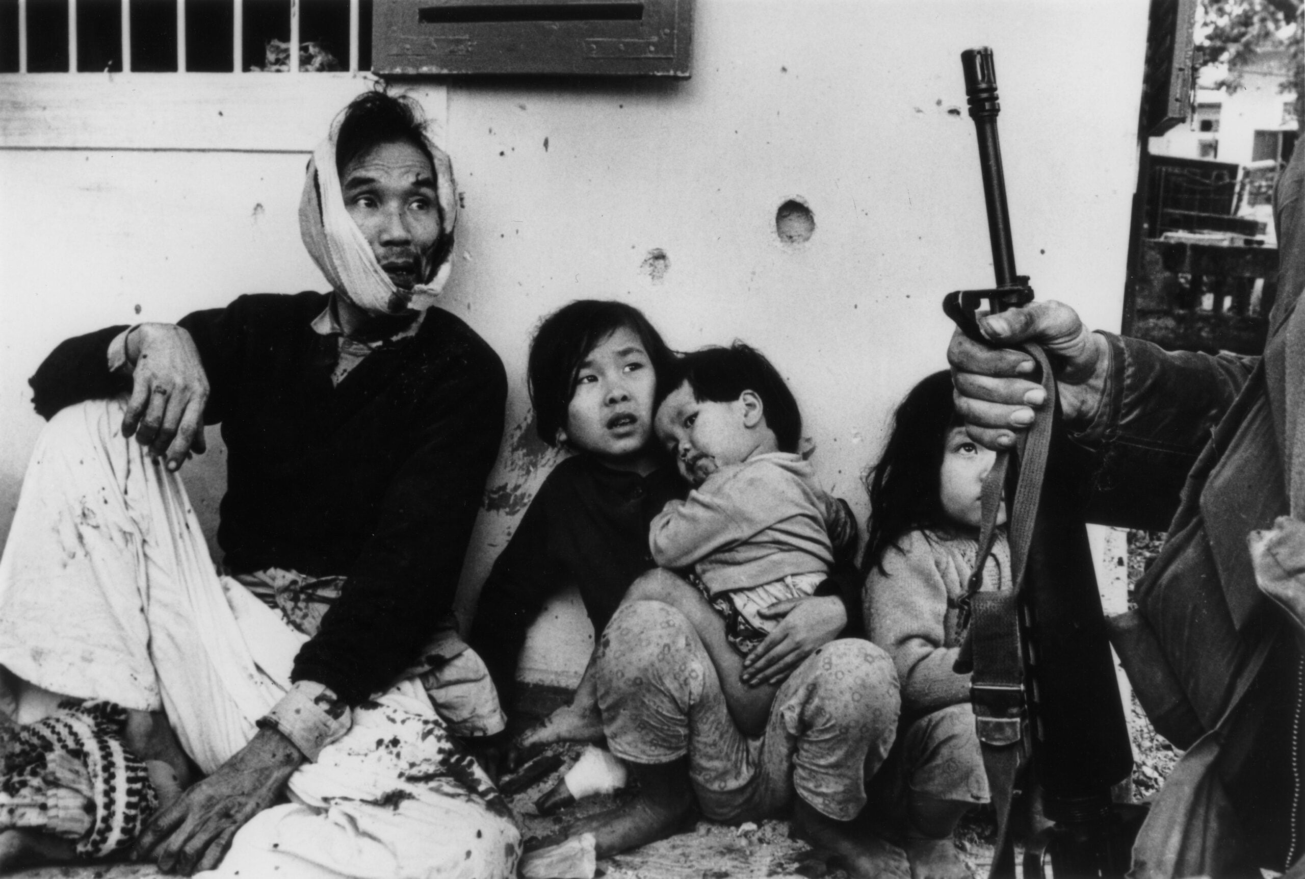 Un padre vietnamita herido junto a sus hijos