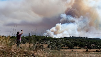 Los Bombers estabilizan el 70% del flanco derecho del incendio de La Bisbal d'Empordà (Girona)
