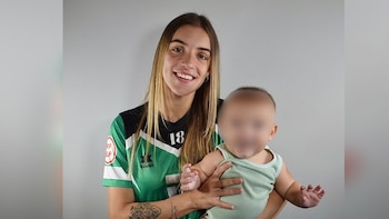 Raquel Ayuso posa junto a su hijo. (Cedida)