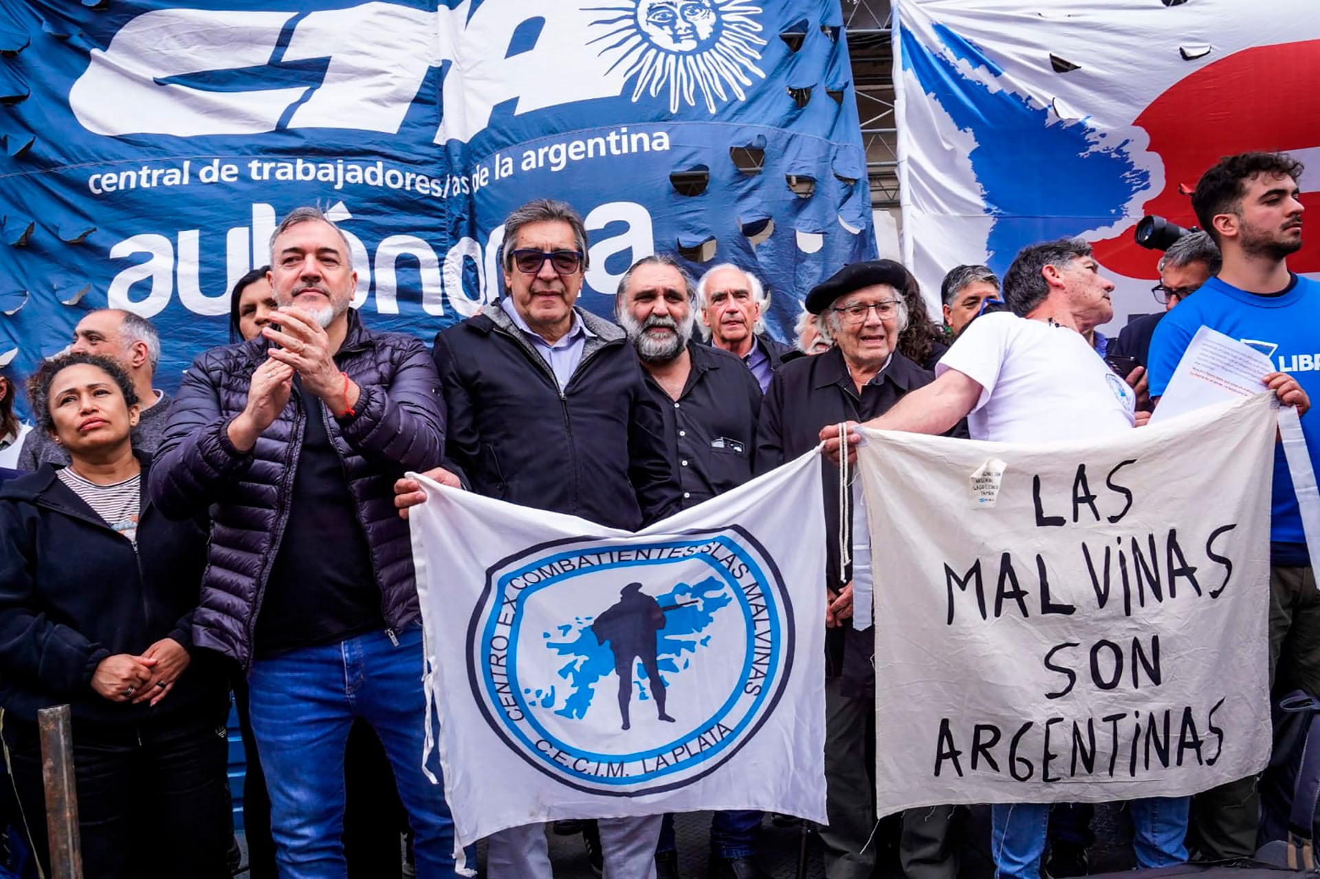 Organizaciones sociales, sindicales y políticas se movilizaron frente al Palacio de Tribunales en rechazo al fallo de la Corte Suprema sobre la Ley de Tierras
