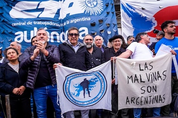 Organizaciones sociales, sindicales y políticas se movilizaron frente al Palacio de Tribunales en rechazo al fallo de la Corte Suprema sobre la Ley de Tierras