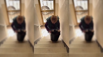 Angeleta cargando un cubo con