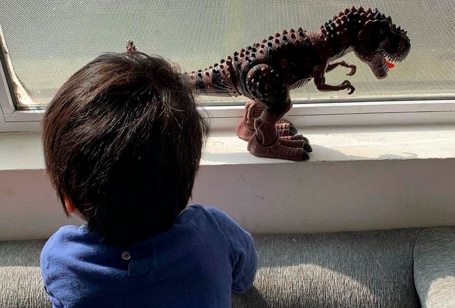 Las autoridades investigan a la madre de los menores por un presunto caso de maltrato infantil ocurrido en una vivienda de Roatán. (Foto: Referencia / imagen generada con IA)