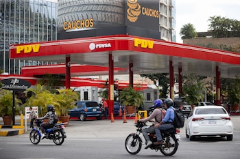 Fotografía de archivo que muestra vehículos abasteciéndose de gasolina en una estación de servicio de la estatal petrolera PDVSA en Caracas (Venezuela) (EFE/ Ronald Peña R.)