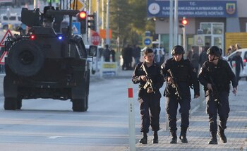 Fuerte operativo en la sede de la compañía de aviación turca TUSAS, donde cinco personas murieron en un atentado, cerca de Kahramankazan, una localidad de la capital turca Ankara este 23 de octubre de 2024 (REUTERS)