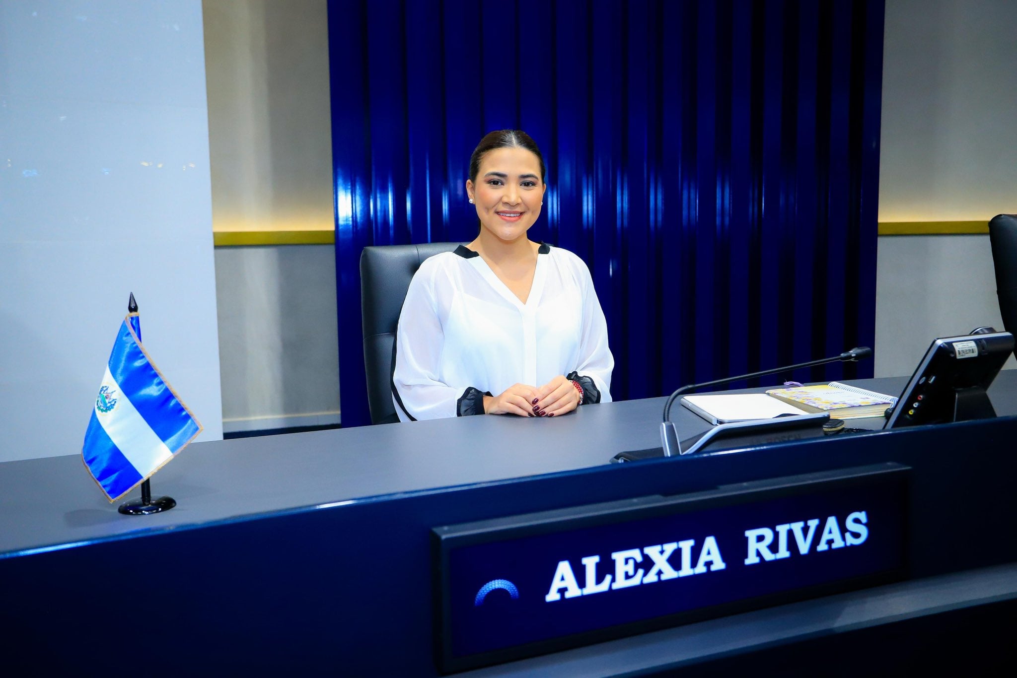 Alexia Rivas, actual diputada por San Salvador, presenta su inscripción como aspirante a diputada por la diáspora salvadoreña para el periodo 2027-2030. (Foto cortesía)