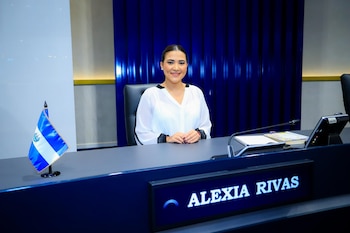 Alexia Rivas, actual diputada por San Salvador, presenta su inscripción como aspirante a diputada por la diáspora salvadoreña para el periodo 2027-2030. (Foto cortesía)