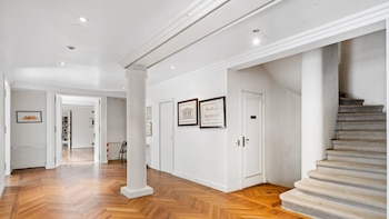 La mansión de Barrio Parque que perteneció a Franco Macri está en venta: cuánto vale y cómo es por dentro