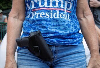 Una mujer armada y con