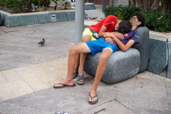 Dos varones adolescentes duermen en un parque, a 1 de agosto de 2026, en Ceuta.
(Marcos Moreno / Europa Press)