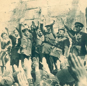 No bastaba con educar e identificar la ideología franquista con lemas y símbolos,
sino que había que rendir homenaje a quienes por su valor y entrega hicieron posible la
victoria el 1 de abril de 1939