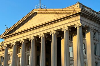 La Oficina de Control de Activos Extranjeros (OFAC) del Departamento del Tesoro de Estados Unidos informó que “está tomando medidas” contra la empresa naval Vishnu por ser una de las “principales fuentes de financiación” de los ataques de los hutíes. (AP/Jon Elswick, Archivo)
