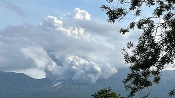 Las explosiones del 11 de agosto generaron un lahar y columnas de vapor y gases que ascendieron cerca de un kilómetro sobre la cima. (Foto cortesía Comisión Nacional de Prevención de Riesgos)