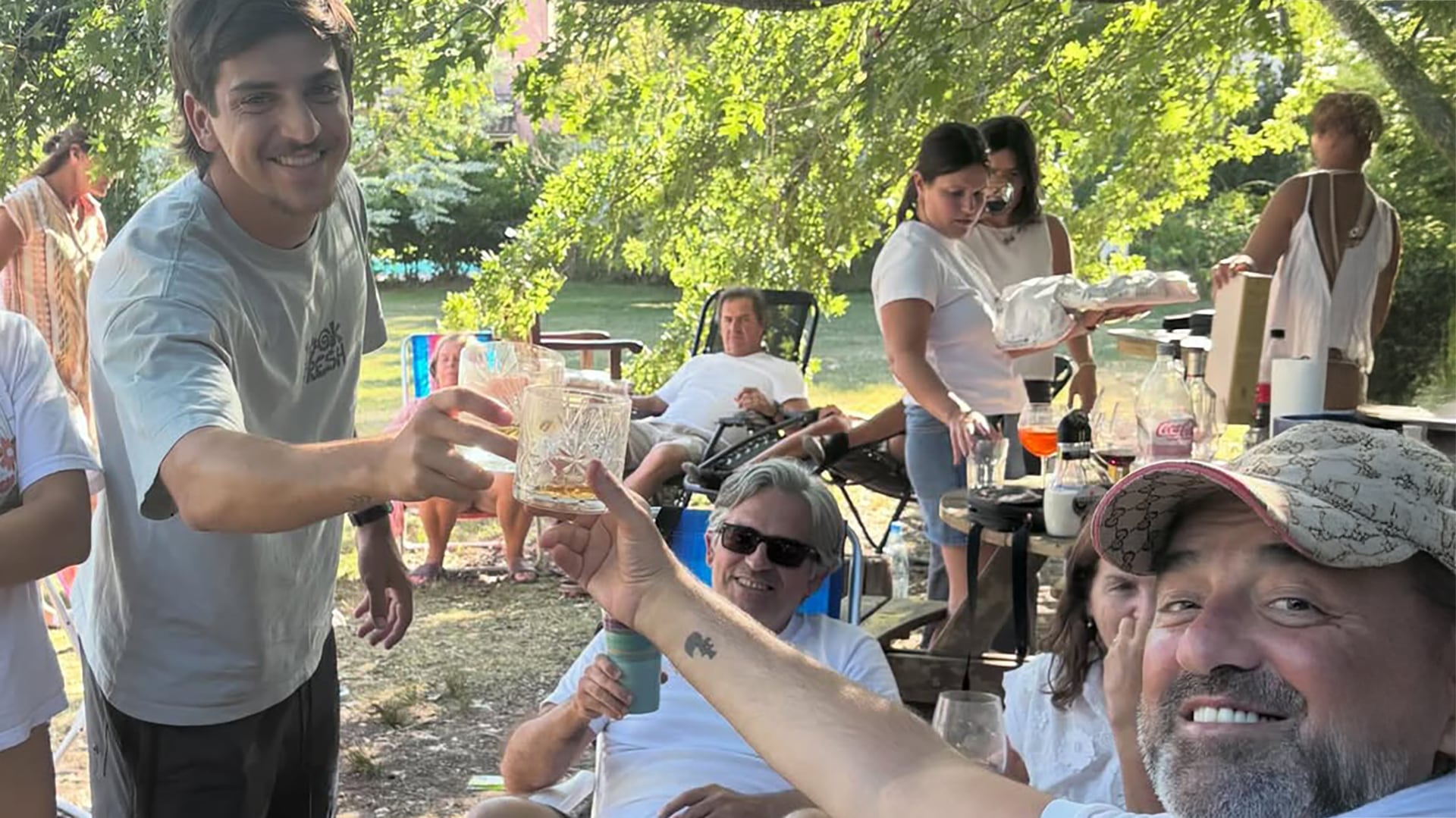 La familia Iúdica celebra públicamente la decisión de Santiago de consagrar su vida al sacerdocio y destaca el apoyo incondicional al joven