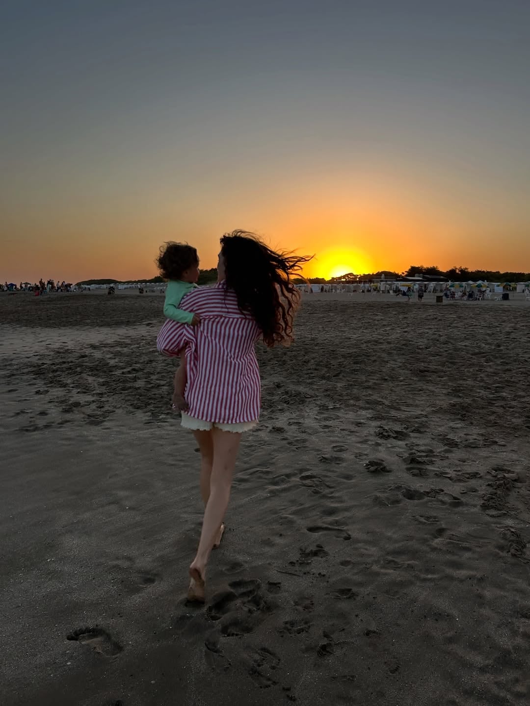 La tierna foto madre e hijo al atardecer