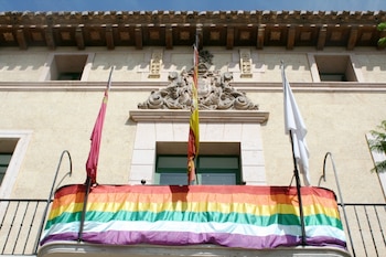 La bandera LGTBI+ en el balcón del Ayuntamiento de Totana (Murcia), en una imagen de archivo. (Ayto. Totana)