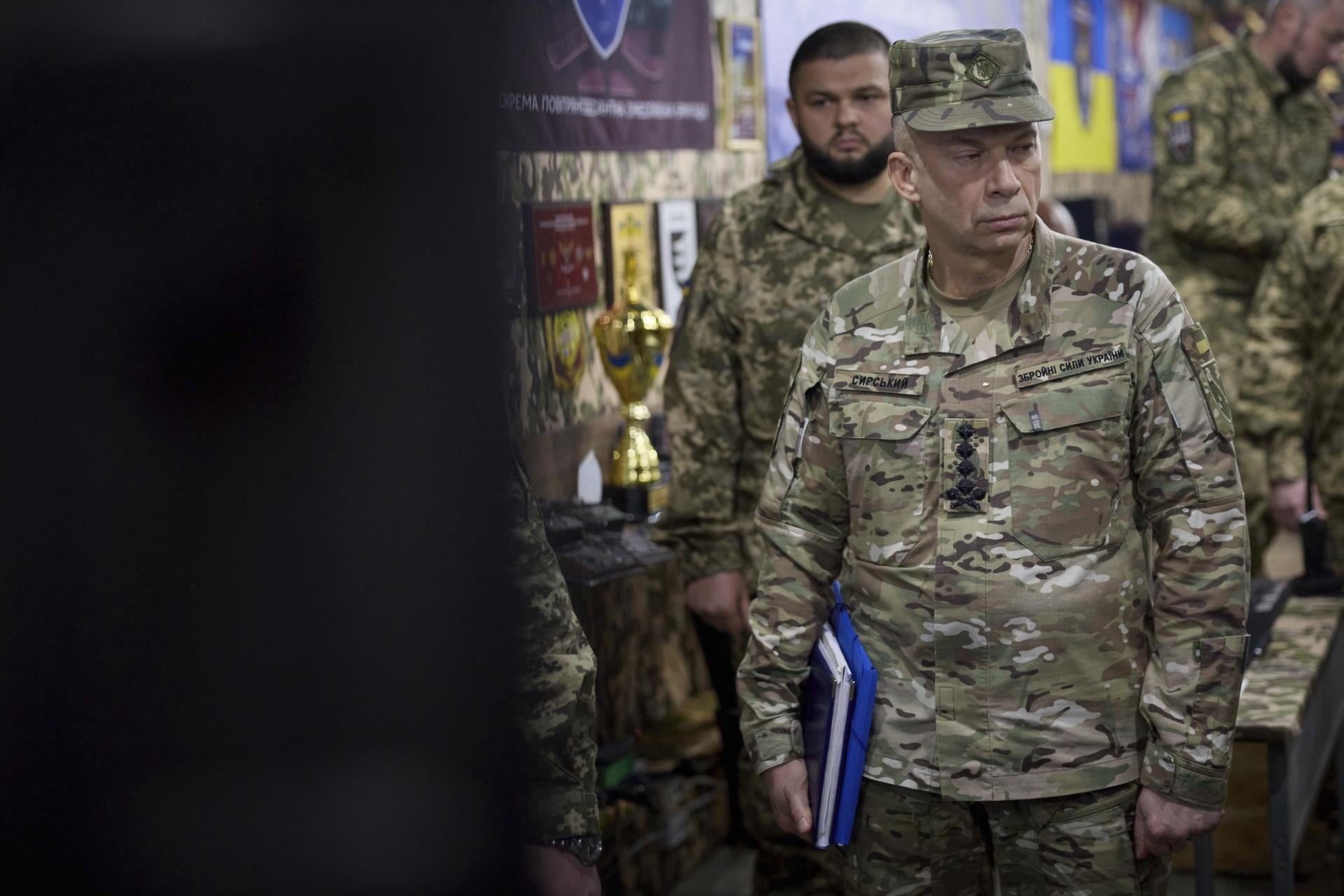 El cesado jefe del Ejército de Ucrania destaca que deja a su sucesor unas FFAA "a la ofensiva" frente a Rusia