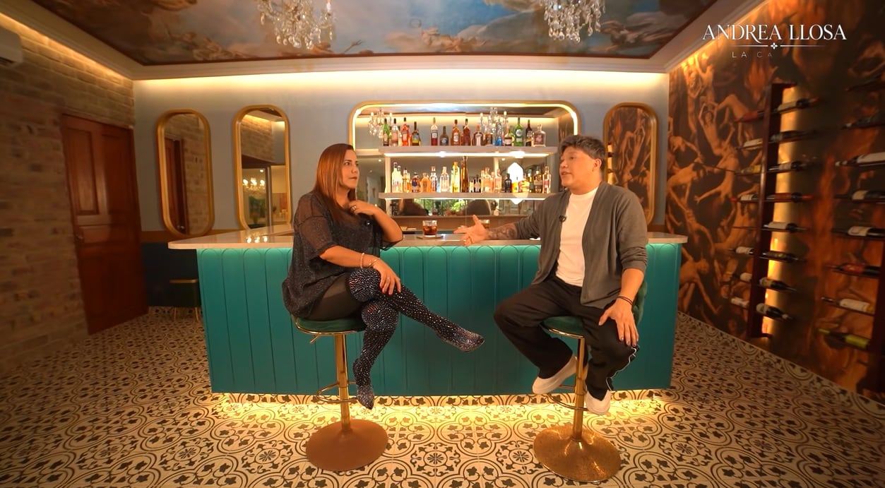 Arturo Chumbe conversa con la conductora Andrea Llosa en una entrevista sobre su trayectoria en la televisión peruana.