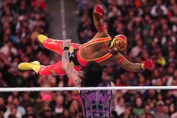 Antes de su enemistad, Rey y Dominik Mysterio se convirtieron en la primera dupla de padre e hijo en ganar los campeonatos de parejas de WWE. (Foto: Joe Camporeale-USA TODAY Sports)