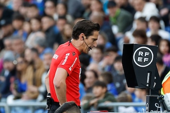 El árbitro José Luis Munuera Montero observa una jugada en el monitor del VAR. (EFE/Juanjo Martín)