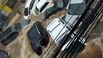 La corriente arrastra a vehículos