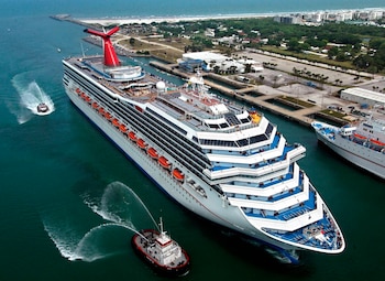 Vista del crucero Carnival Glory.