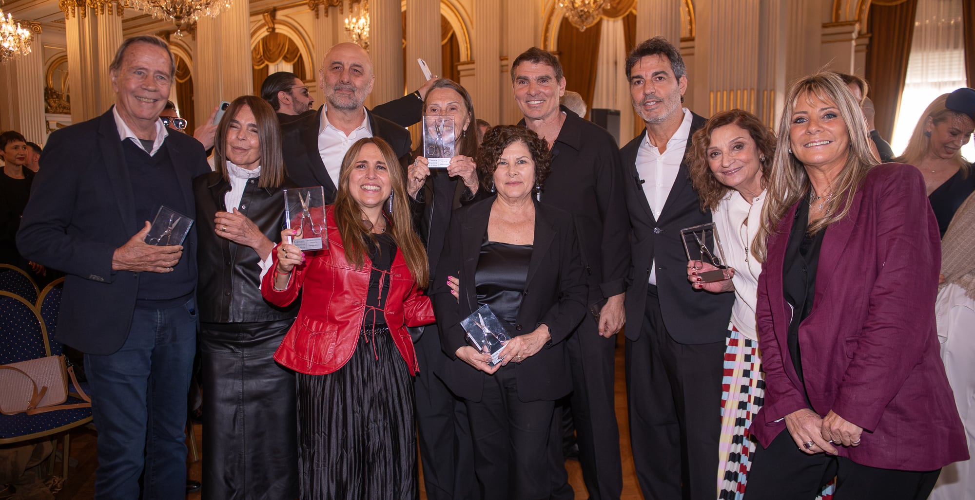 Los distinguidos de las menciones, junto a la diputada porteña Patricia Glize, durante la ceremonia en la Legislatura porteña. Daniela Blanco; María Eugenia y Gerardo Farrell, de PRÜNE; Oscar Echevarría, en representación de la Universidad de Palermo; Martín Lief y Nicolás Cuño, de Key Biscayne; Teresa Napolillo, Josefina Laurent y Carola Sainz