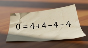 Una hoja de papel arrugada con la ecuación '0 = 4 + 4 - 4 - 4' escrita en negro, apoyada sobre una mesa de madera oscura.