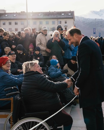 El rey Haakon, en su visita a Narvik (Casa Real)