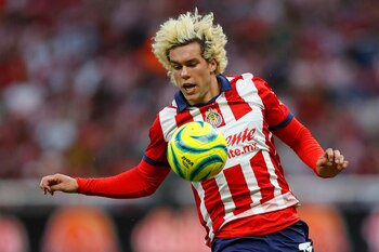 Cade Cowell del Guadalajara controla