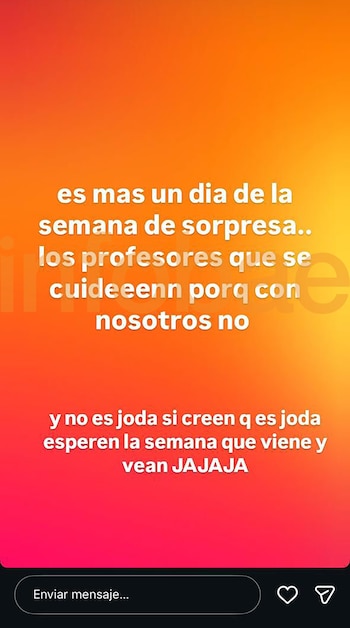 Captura de pantalla de un mensaje de texto con fondo degradado naranja y rojo. El texto blanco contiene amenazas a profesores