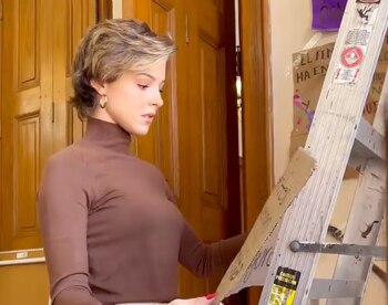 Mariana Rodríguez colocó carteles