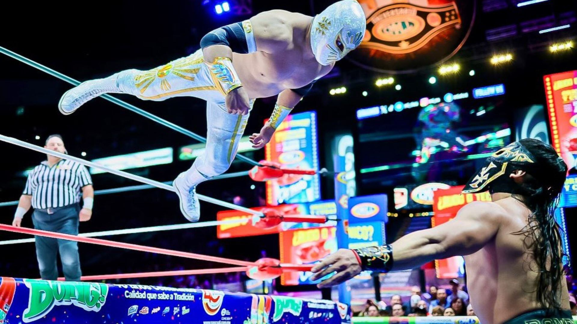 Místico venció a Bandido en un mano a mano espectacular lleno de vuelos, llaves y emociones. (Instagram / CMLL)