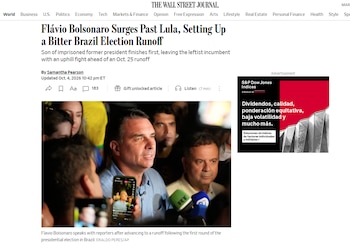 Captura de un diario digital con titular en inglés y fotografía de Flávio Bolsonaro rodeado de micrófonos