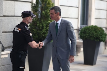 03/09/2026 El presidente del Gobierno, Pedro Sánchez, a su llegada a una sesión plenaria en el Congreso de los Diputados, a 3 de septiembre de 2026, en Madrid (España). Sánchez comparece este jueves ante el Pleno del Congreso para informar sobre la gestión del Ejecutivo en relación con los hechos ocurridos en Ceuta desde el pasado 30 de julio y sobre la situación que atraviesa la ciudad autónoma.
POLITICA
Eduardo Parra - Europa Press