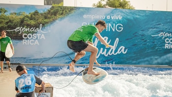 Costa Rica apuesta por el turismo español con simulador de olas y bienestar en Madrid
