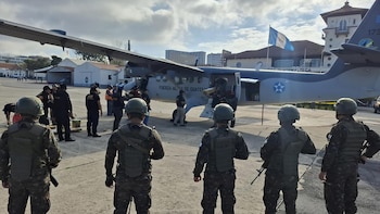 Las fuerzas armadas, trasladan un conjunto de equipos militares y explosivos asegurados, tras el decomiso en la Democracia, Huehuetenango. (Fotografía: Ejército de Guatemala)