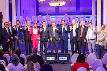 Fotografía cedida este 24de mayo por el Jurado Nacional de Elecciones (JNE) de Perú en la que aparecen (de i a d) Carlos Neuhaus, Luis Carranza, José Francisco Recoba, Vladimiro Huaroc, Rosángela Barbarán y Marco Antonio Vinelli, del partido Fuerza Popular; y Hernando Cevallos, Ernesto Zunini, Gustavo Guerra García, Pedro Franke, César Guarniz y Sinesio López, del partido Juntos por el Perú, durante el debate de equipos técnicos de las candidaturas de Keiko Fujimori y Roberto Sánchez para la segunda vuelta de las elecciones presidenciales de Perú. EFE/Jurado Nacional de Elecciones (JNE)