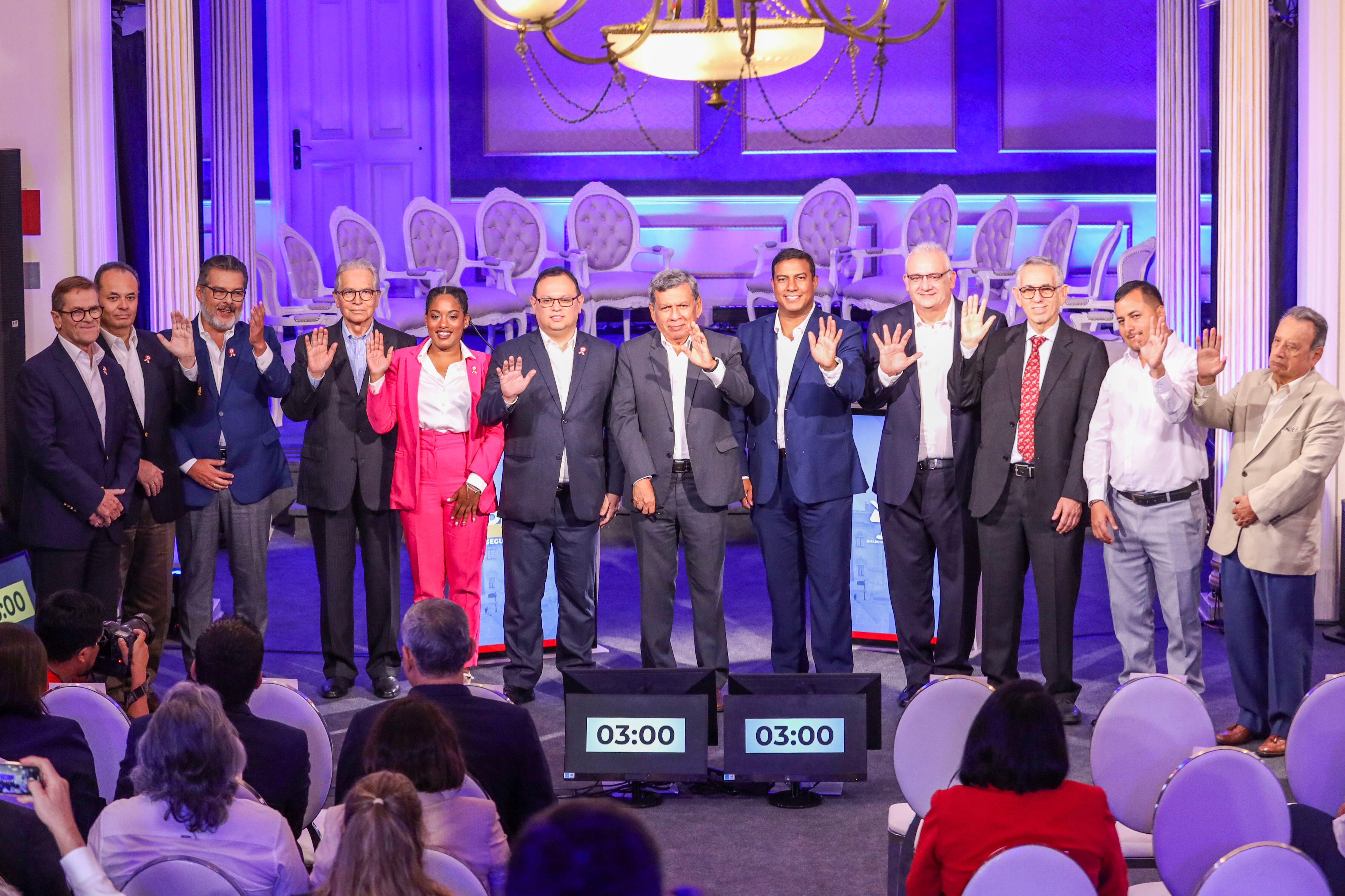Fotografía cedida el pasado 24 de mayo por el Jurado Nacional de Elecciones (JNE) de Perú en la que aparece el equipo técnico de Fuerza Popular y de Juntos por el Perú. (EFE/Jurado Nacional de Elecciones)