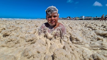 Una densa espuma marina cubrió