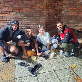 "Amigos en el camino" de