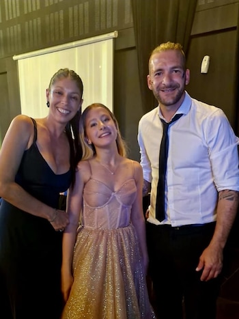 La quinceañera posó junto a algunos de los invitados que eligieron acompañarla en su noche especial