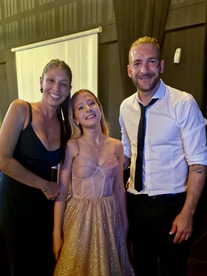 La quinceañera posó junto a algunos de los invitados que eligieron acompañarla en su noche especial