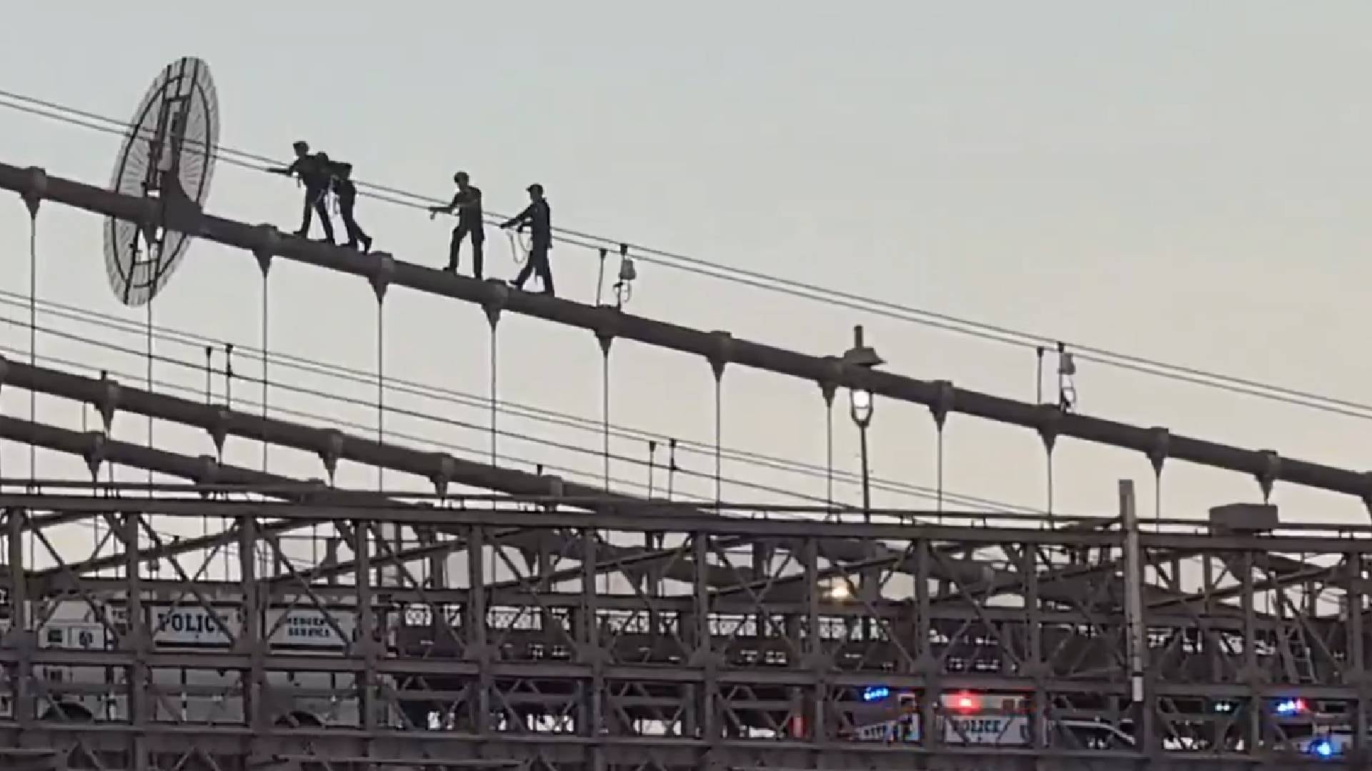 Testigos registraron en video al hombre sobre los cables de acero del Puente de Brooklyn poco antes de las 7:40 p.m. y las imágenes se difundieron en redes sociales (X)