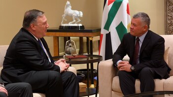 El secretario de Estado, Mike Pompeo, en una entrevista con el rey Abdallah de Jordania. (Reuters)