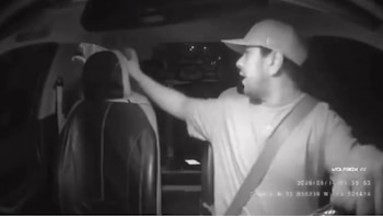 Joven intenta escapar de un taxi en Puebla sin pagar y olvida su celular dentro: esto pasó luego