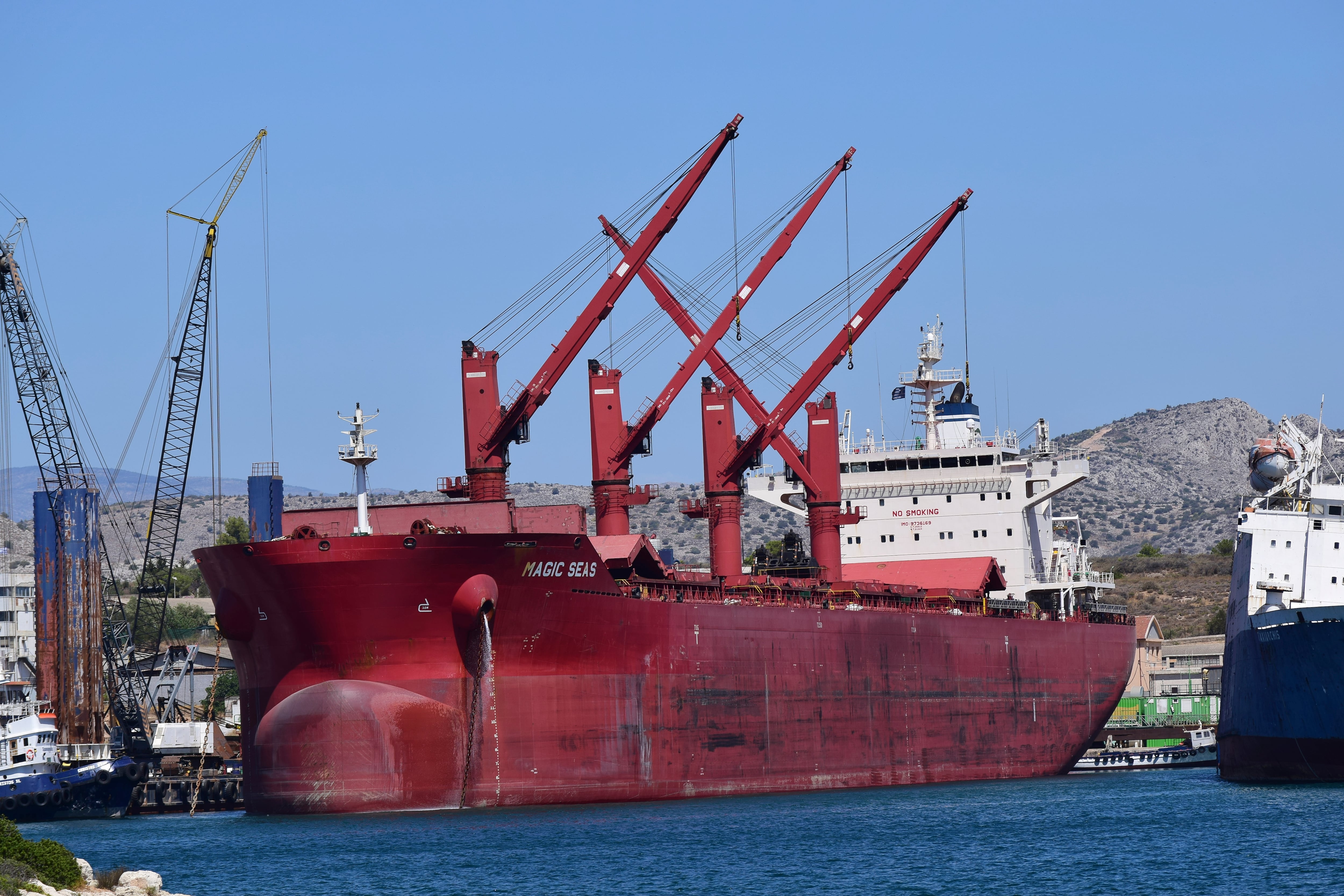 El carguero Magic Seas, con bandera de Liberia, se ve en la bahía de Ambelakia, isla de Salamina, Grecia, el 9 de agosto de 2022. (Nektarios Papadakis vía AP)