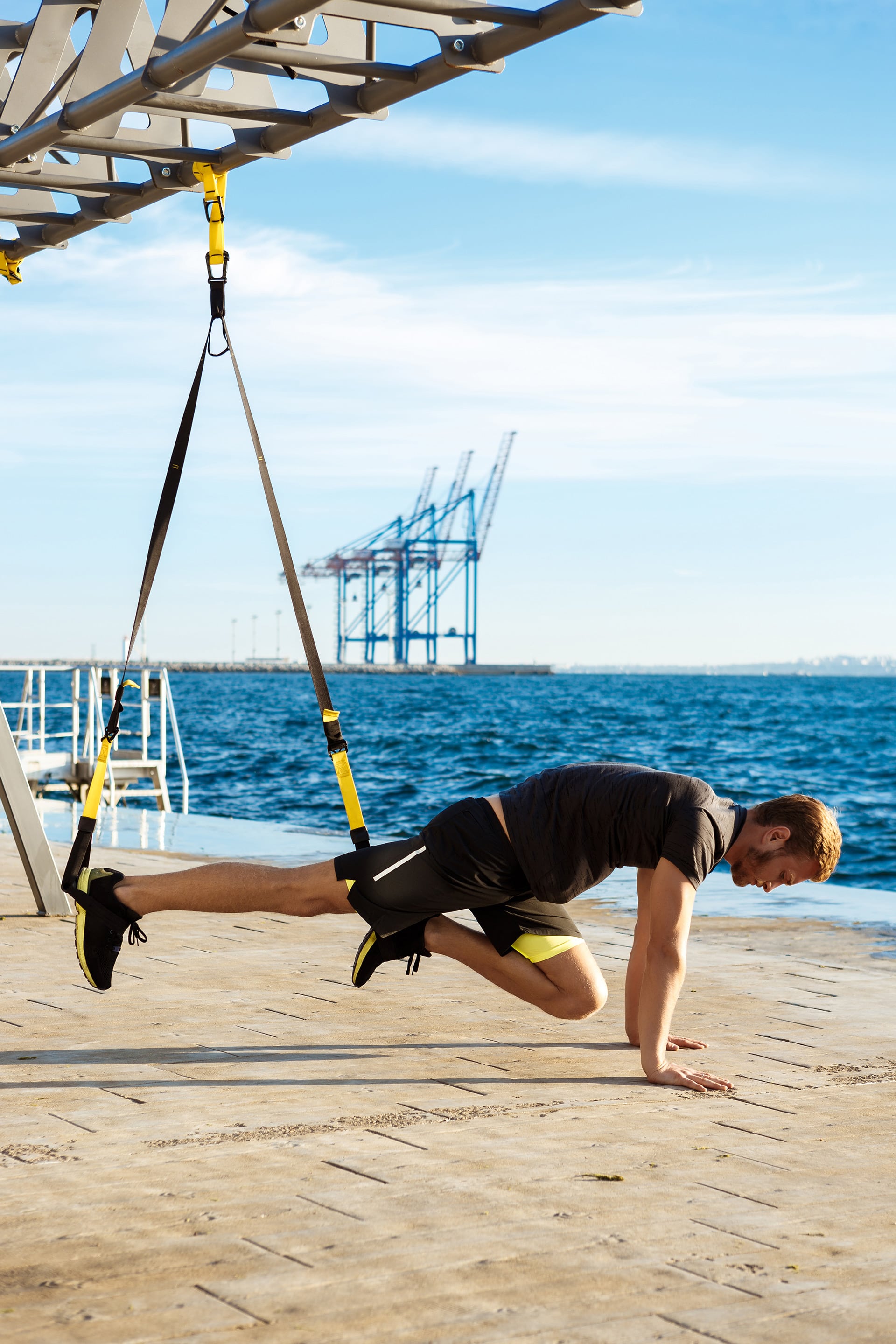Cleveland Clinic recomienda comprobar la firmeza del anclaje del TRX y buscar orientación profesional al comenzar para ajustar las cintas y aplicar una técnica segura (Freepik)
