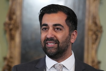 Humza Yousaf al anunciar su